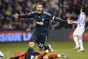 AYXSPORTSAPP-勇士凭借三分雨重击太阳，库里与穆迪成关键，勇士队员对库里